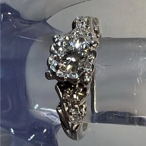 Elegant 14k white gold and platinum 5 diamonds ring. Certified. Size 4